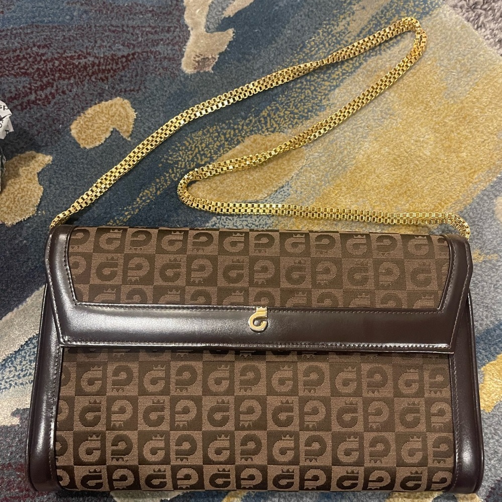 Comteese Classic Vintage HandBag with Gold Chain!